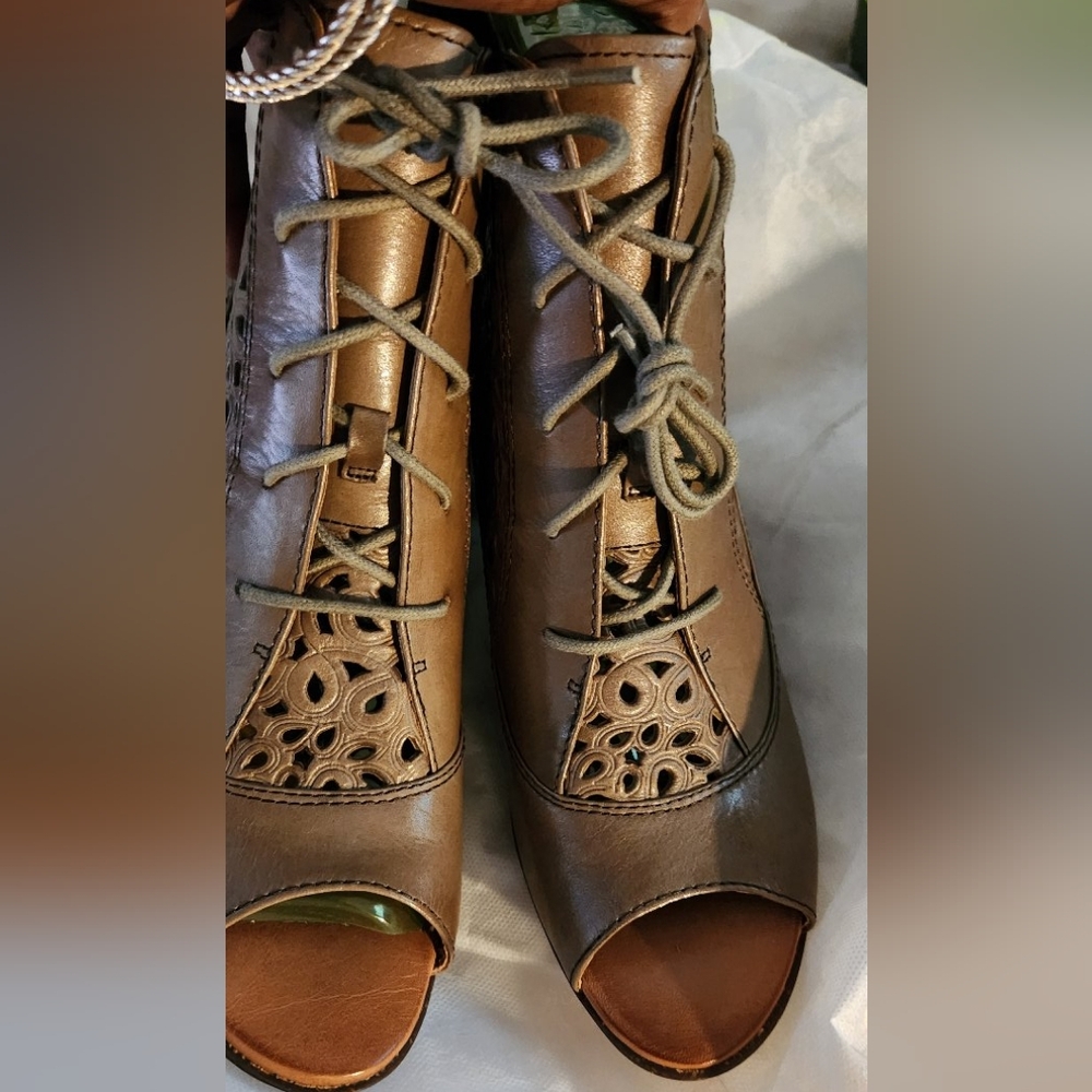 New Naya Cutout Design Ankle Booties - Picture 7 of 12
